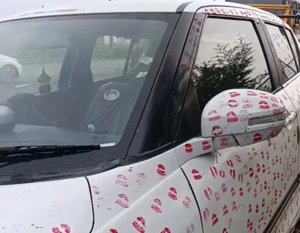 gwalior-girlfriend-3400-kiss-marks-car-challan